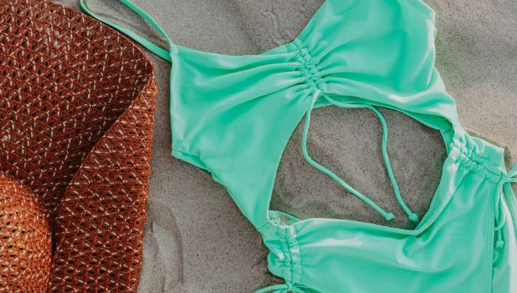 bikini verde llamativo color vivo asimetría cut out playa