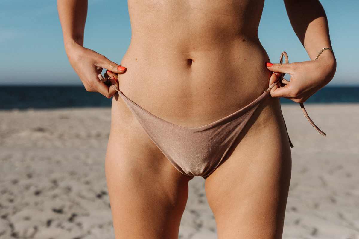 Mujer bikini marrón playa mar arena 
