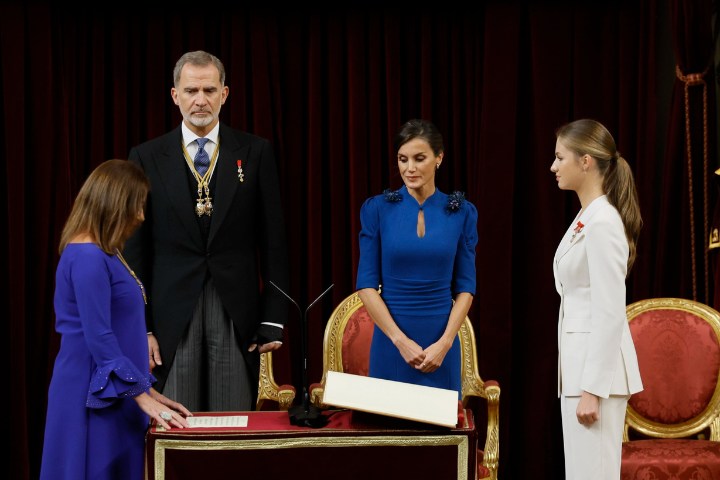 El rostro serio de la Reina Letizia en la Jura de la Constitución de la Princesa Leonor.